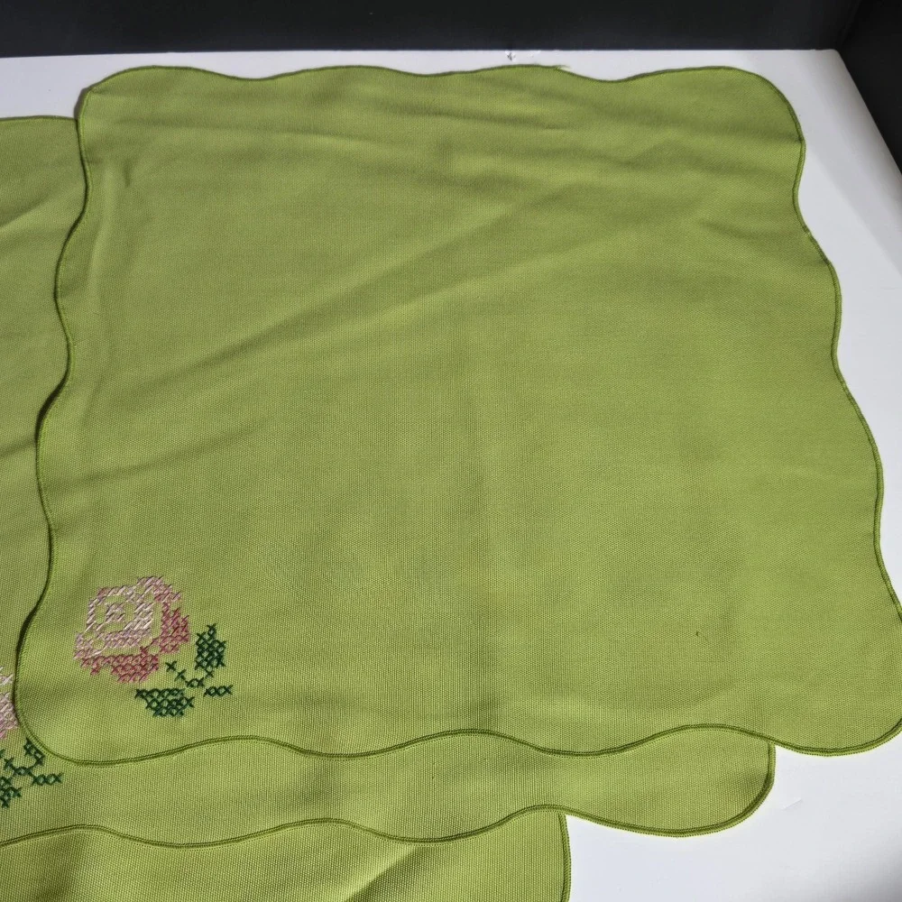 Set of 3 Vtg Cotton Linen‎ Dinner Napkins Cross Stitched Flower Scalloped Edge